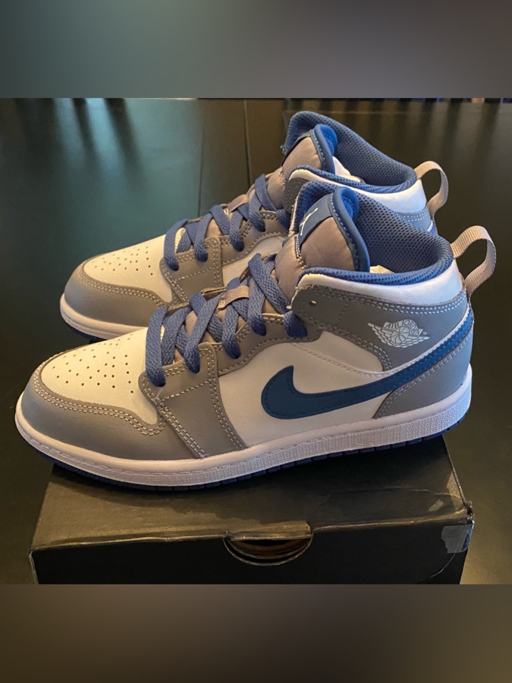 Air Jordan 1 Mid GS 'Cement True Blue'
Sneakers Kids Size 2.5 Brand New in Box
